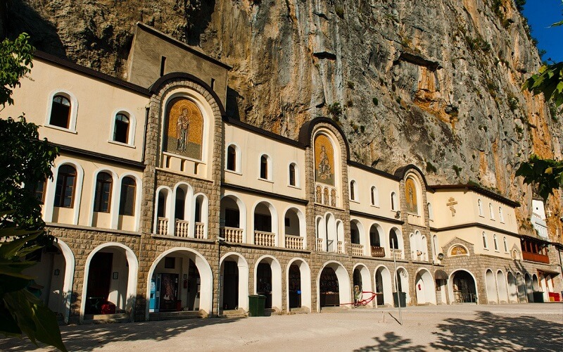монастырь Острог в Черногории