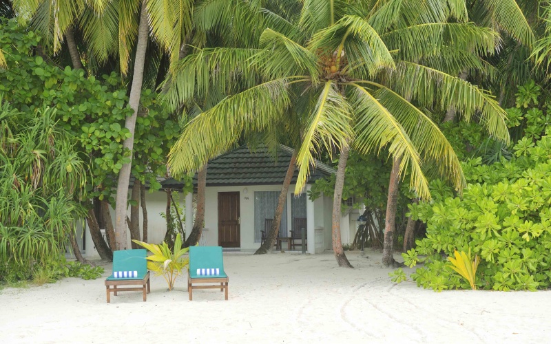 Бунгало в отеле Holiday Island Resort & Spa 4*, Мальдивы