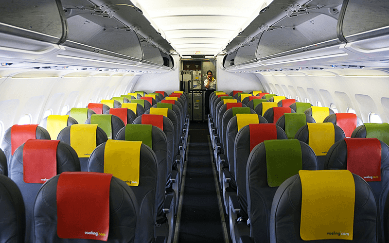 салон літака авіакомпанії Vueling