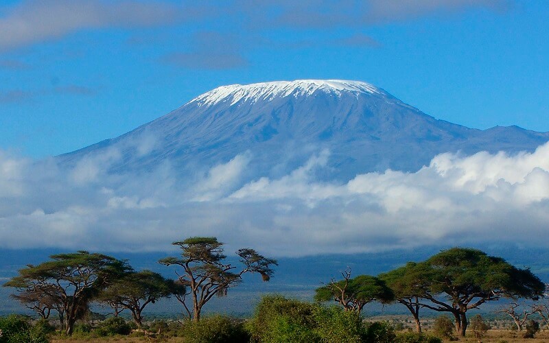 Вулкан Килиманджаро исчезает снег