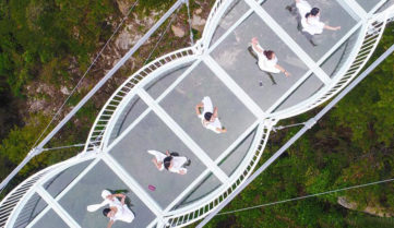В китайском ландшафтном парке появился стеклянный мост