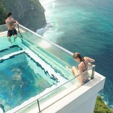 Туристы могут поплавать в бассейне над пропастью на Бали